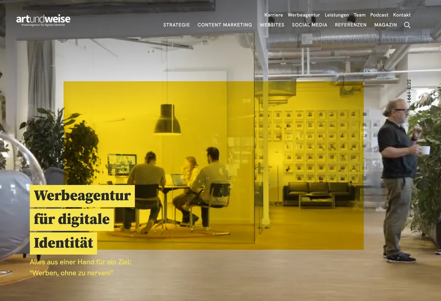 Die Startseite von artundweise: „Werbeagentur für digitale Identität“ über einem Blick ins Büro